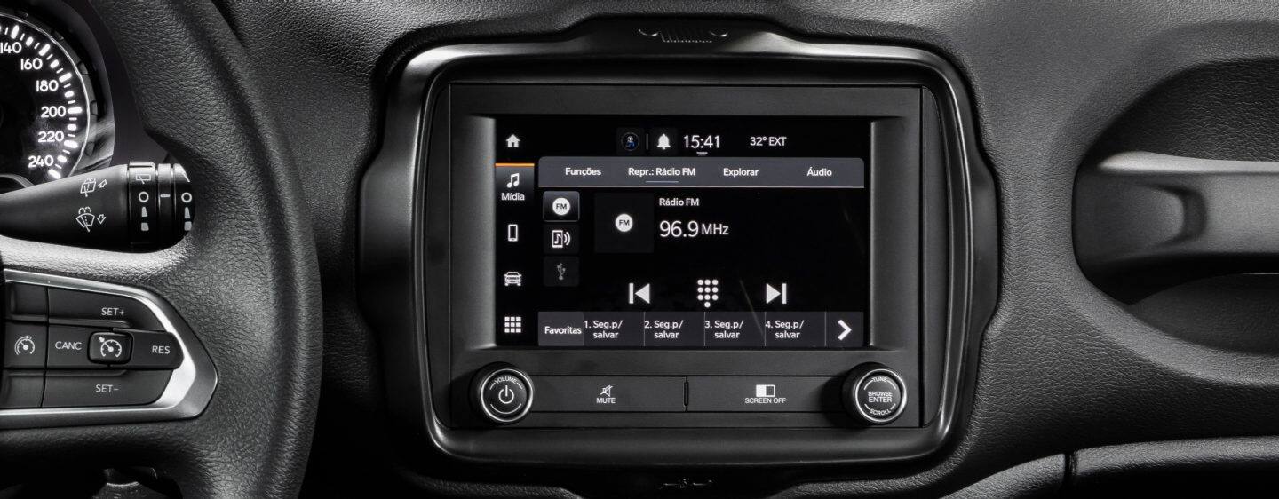 La pantalla digital de información del conductor en el Jeep Renegad, ubicada entre el tacómetro analógico y el velocímetro analógico.