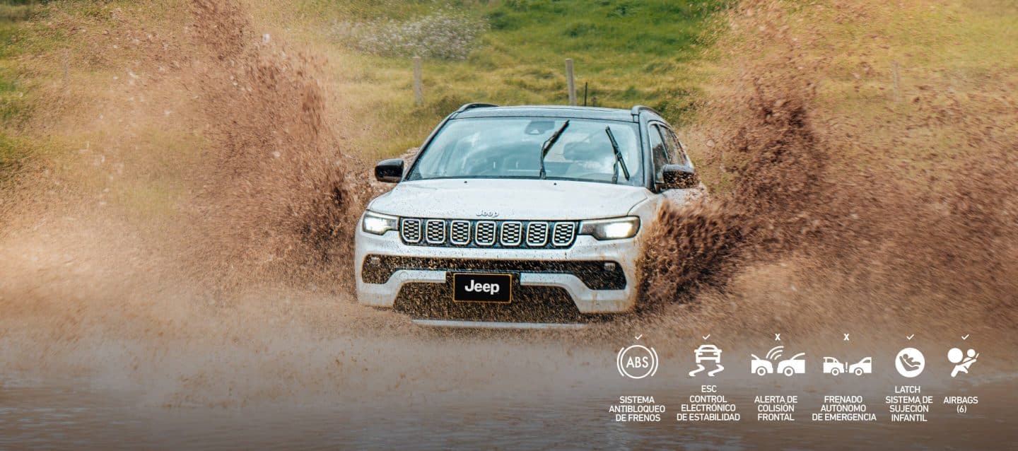 Un Jeep Compass 2025, siendo conducido en la carretera con un atardecer de fondo