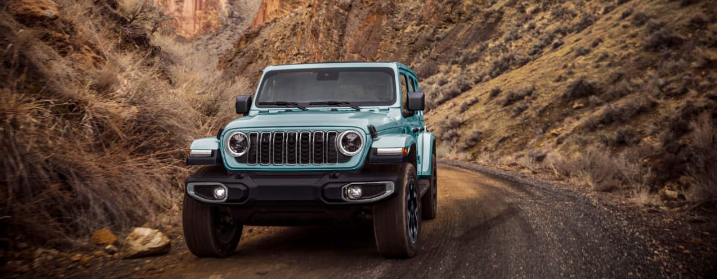 El Jeep Wrangler Overland 2025 cruzando un puente.