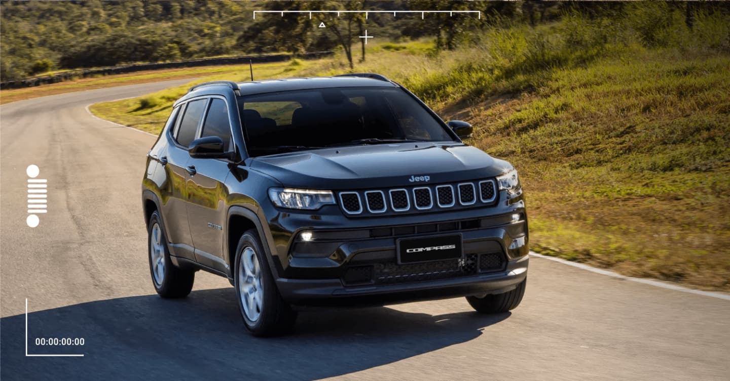 Un Jeep Compass 2023, siendo conducido en la carretera con un atardecer de fondo