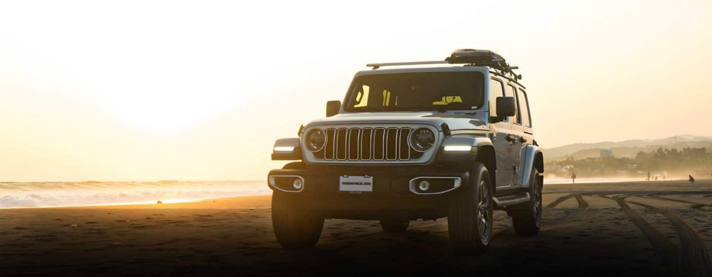 Un Jeep Wrangler Rubicon 4xe, en el atardecer en una playa. Wrangler.