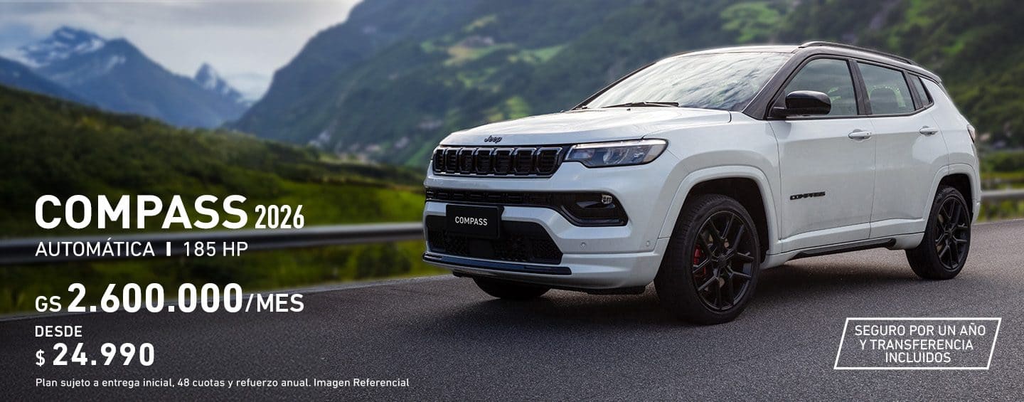 Un Jeep Compass, siendo conducido en la carretera con un atardecer de fondo