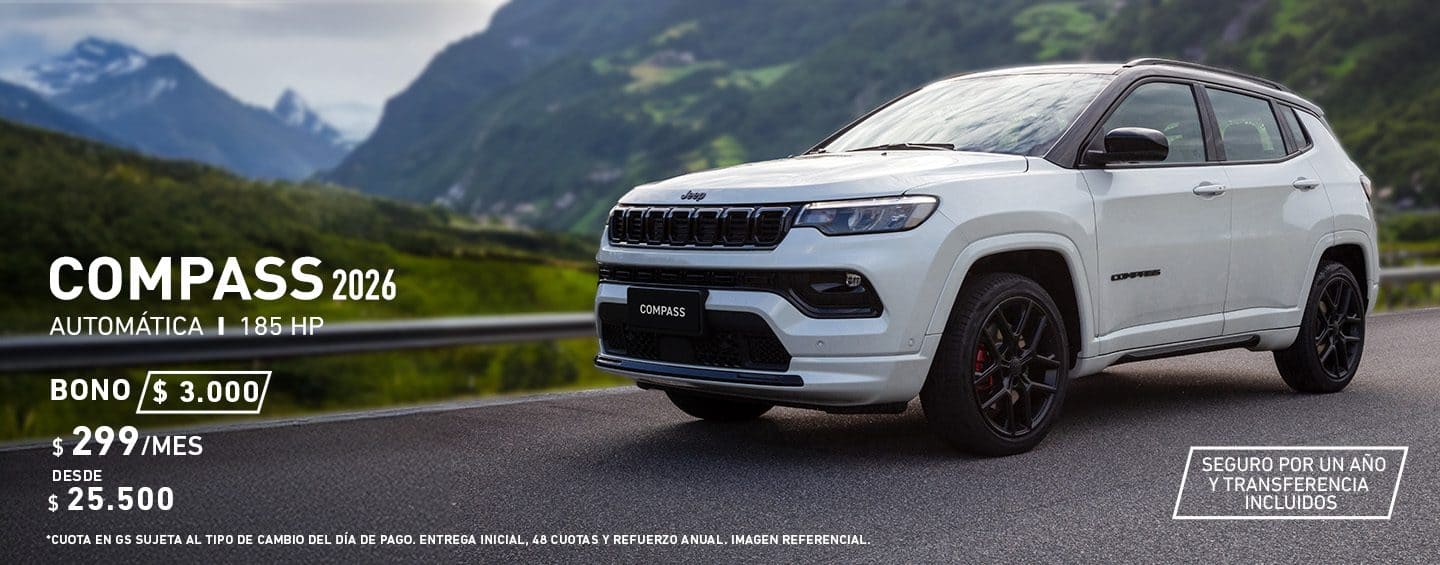 Un Jeep Compass, siendo conducido en la carretera con un atardecer de fondo