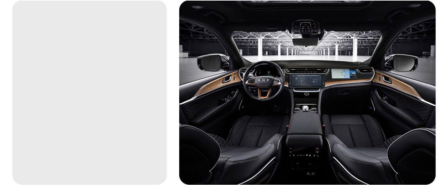 El interior de una Jeep Grand Cherokee Summit 2026 con el enfoque en los asientos delanteros, el guía, la pantalla táctil Uconnect, una pantalla interactiva para el pasajero delantero y controles en la consola central.