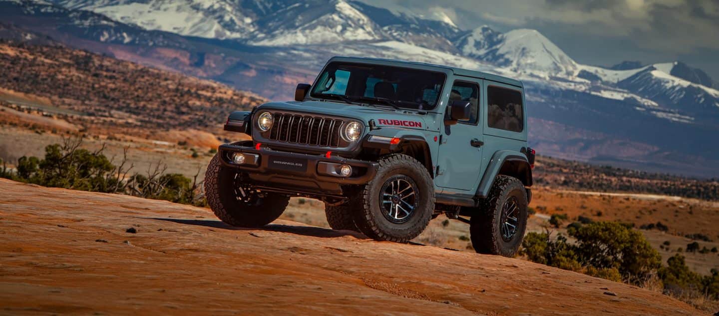 Jeep Wrangler color rojo en una montaña