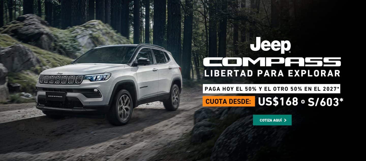 Jeep Compas color gris en una carretera en el bosque