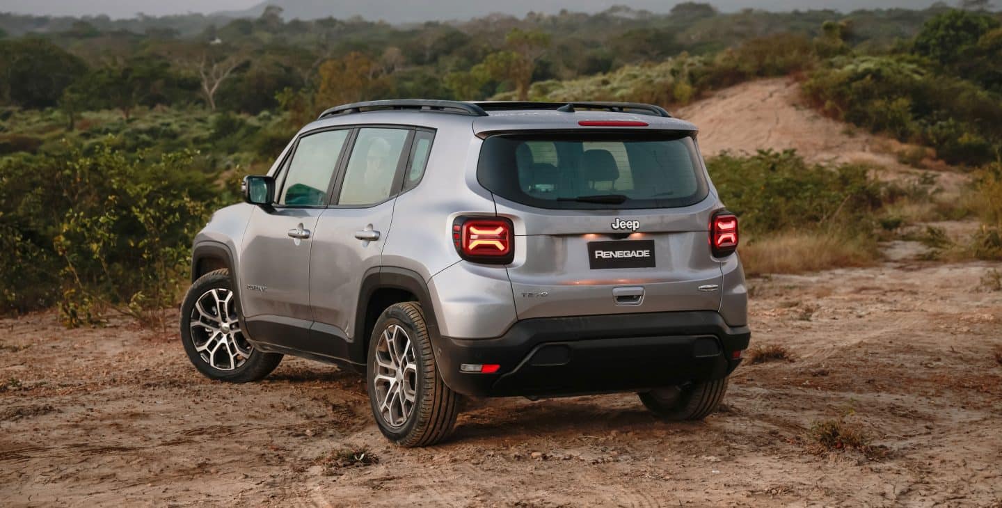 Parte trasera Jeep Renegade en terreno árido 