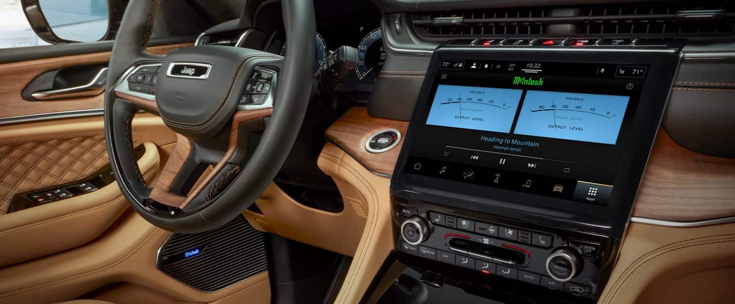 El interior del Jeep Grand Cherokee L Summit Reserve 2021 con la pantalla táctil donde se ven las configuraciones de potencia en decibelios para los altavoces McIntosh.