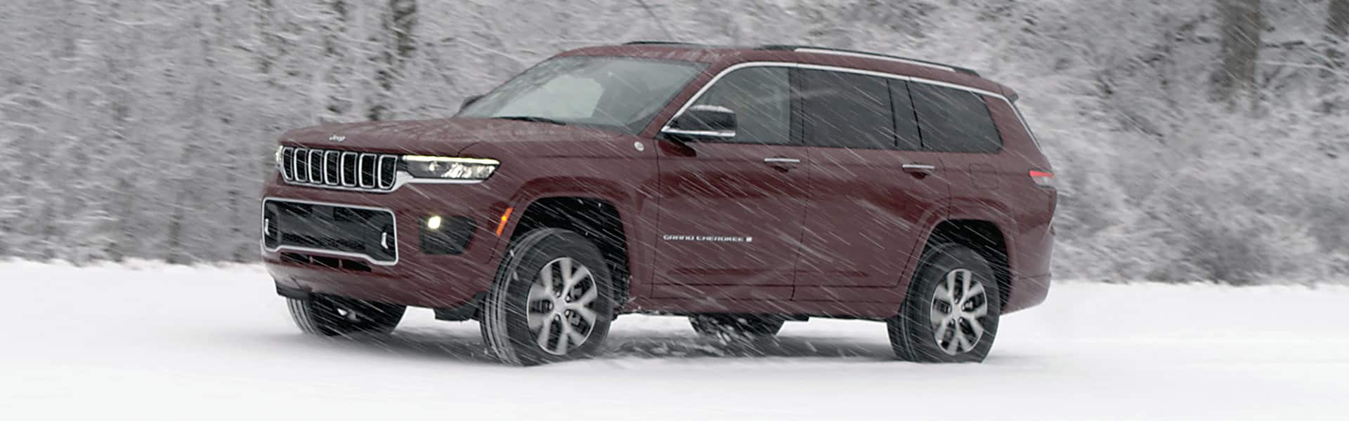 El Jeep Grand Cherokee L Overland 2021 andando fuera de la carretera en una tormenta de nieve.