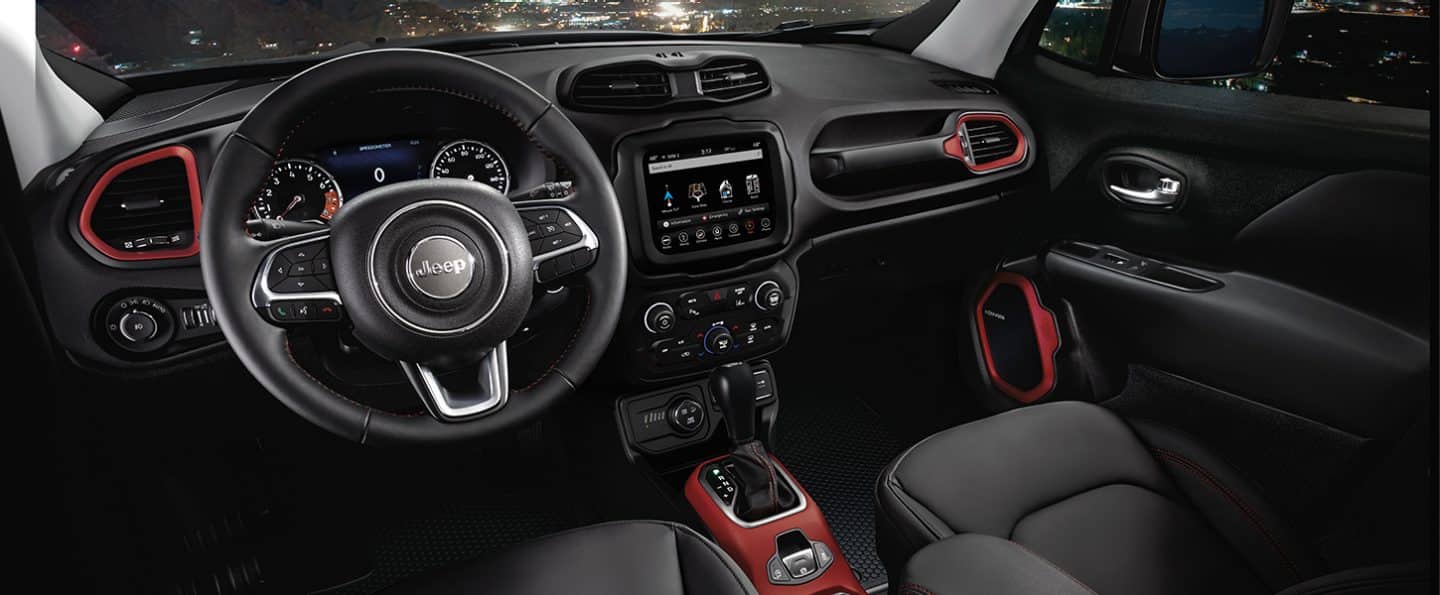Los asientos delanteros y la consola central roja con palanca de transmisión en el Jeep Renegade 2021, visto desde arriba.
