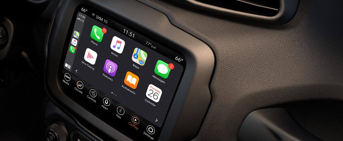 Primer plano de la pantalla táctil Uconnect en el Jeep Renegade 2021 mostrando una variedad de selecciones.