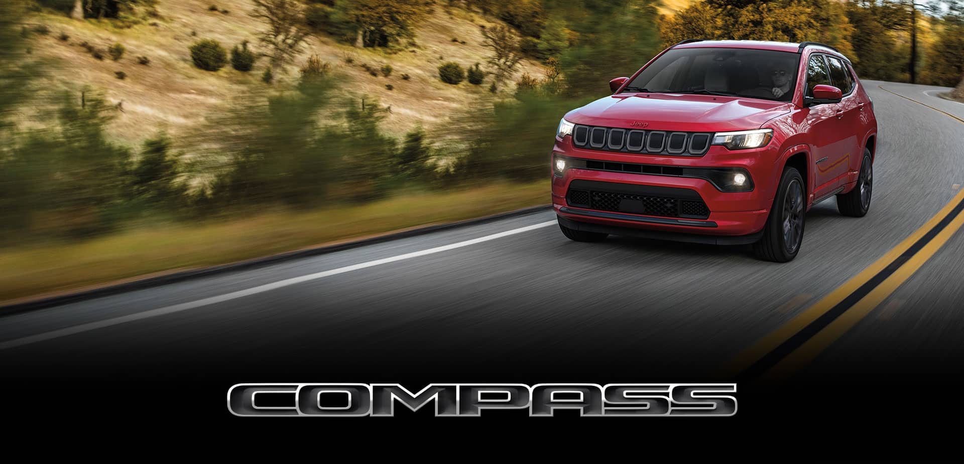El Jeep Compass Red Edition 2022​​ circulando por un camino sinuoso.