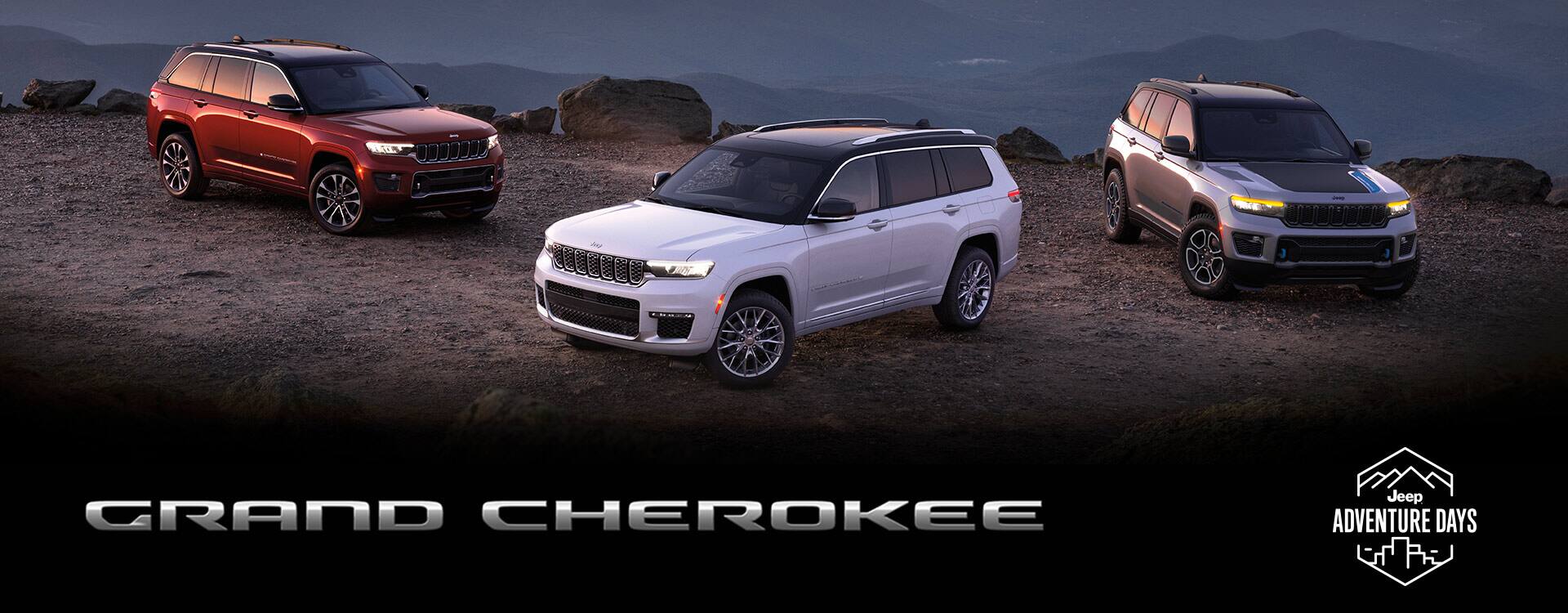 El Jeep Grand Cherokee Summit Reserve 4xe 2022 estacionado en un mirador con montañas que se ven a la distancia. Logo de Días de Aventura Jeep.