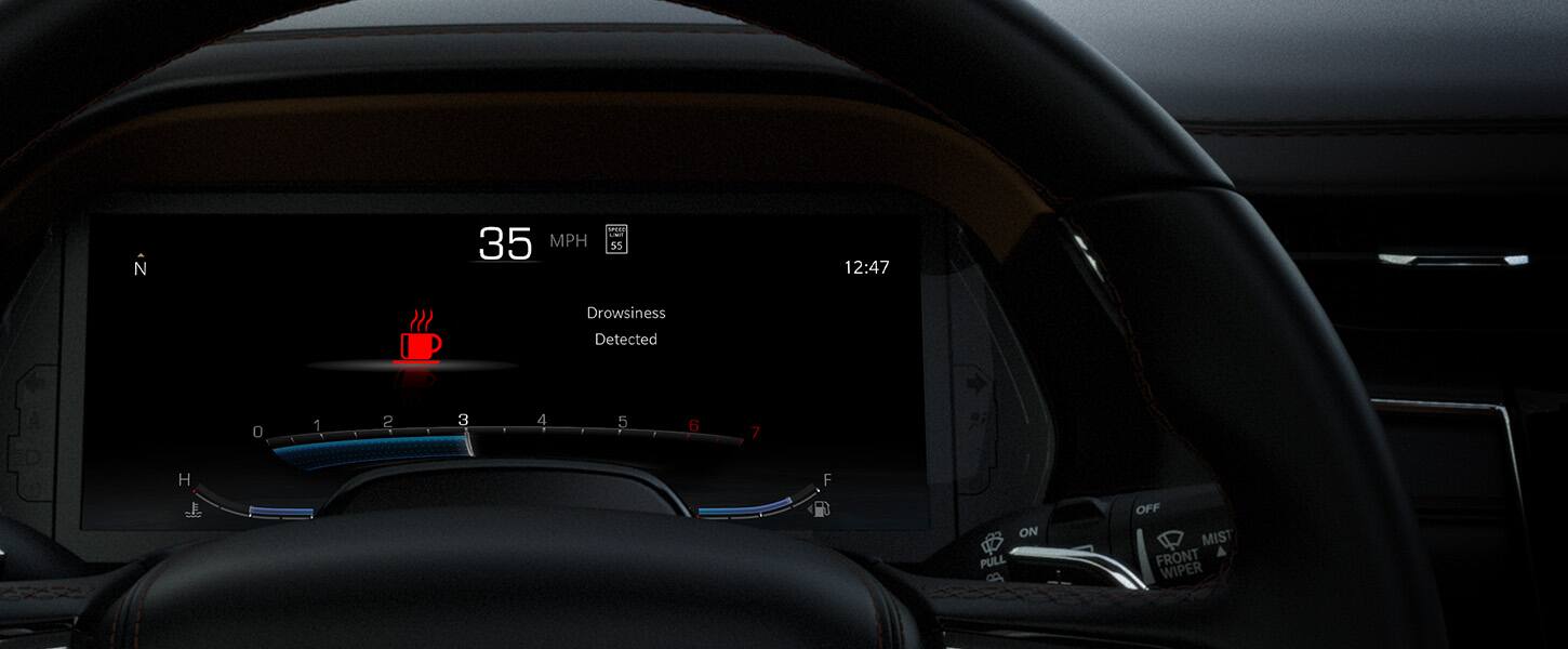 La pantalla digital de información para el conductor en el panel de instrumentos dentro del Jeep Grand Cherokee 2022, en la que se muestra la detección de conductor somnoliento.