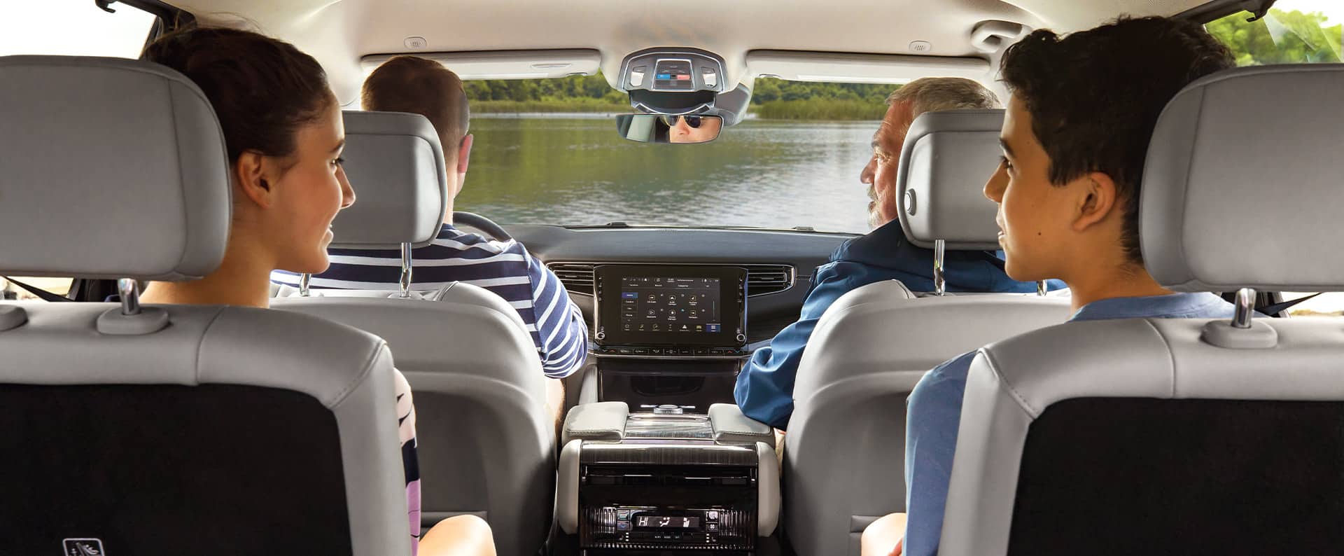 The 2022 Wagoneer with four people seated in the first and second rows.