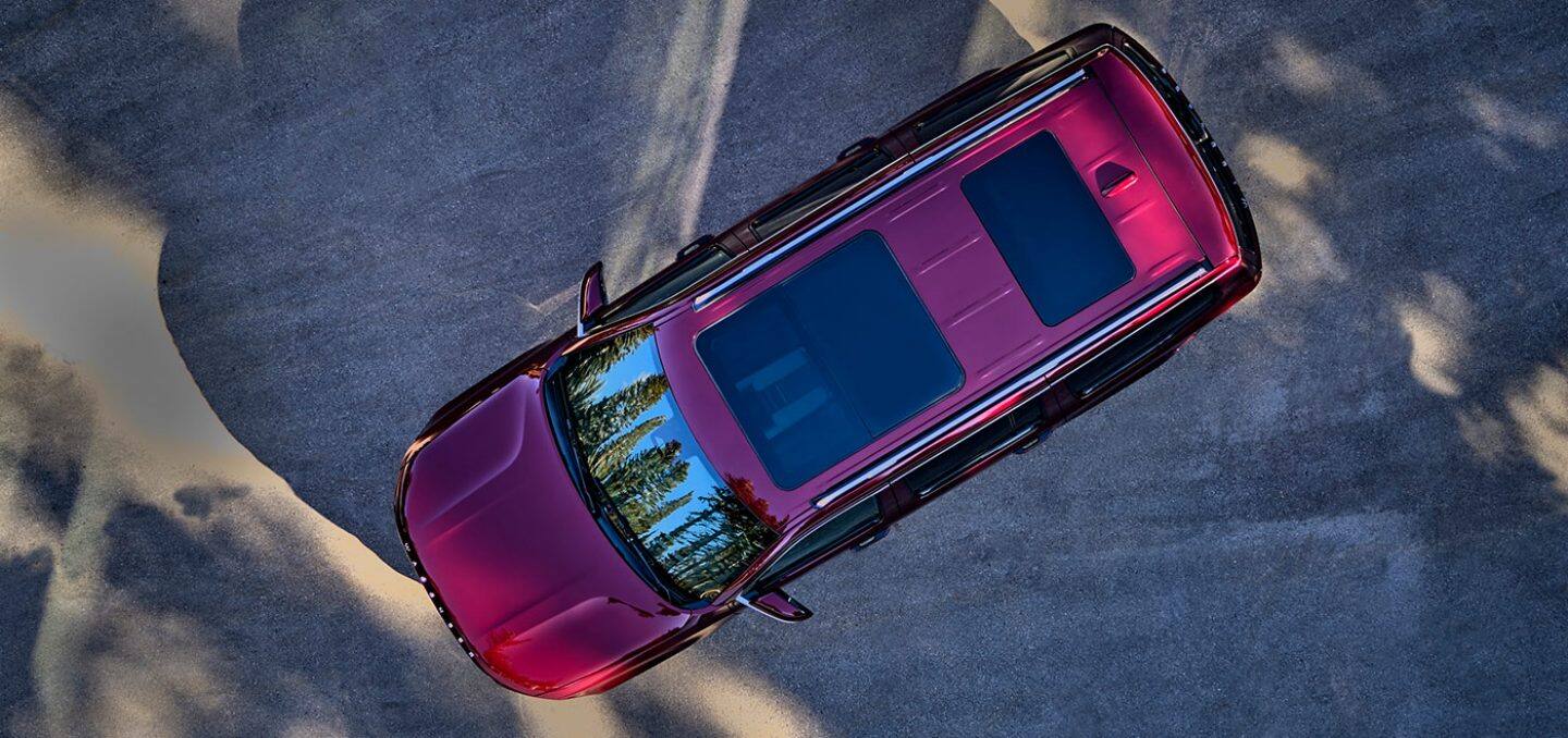 Display A bird's-eye view of the closed sunroof on the 2022 Wagoneer.