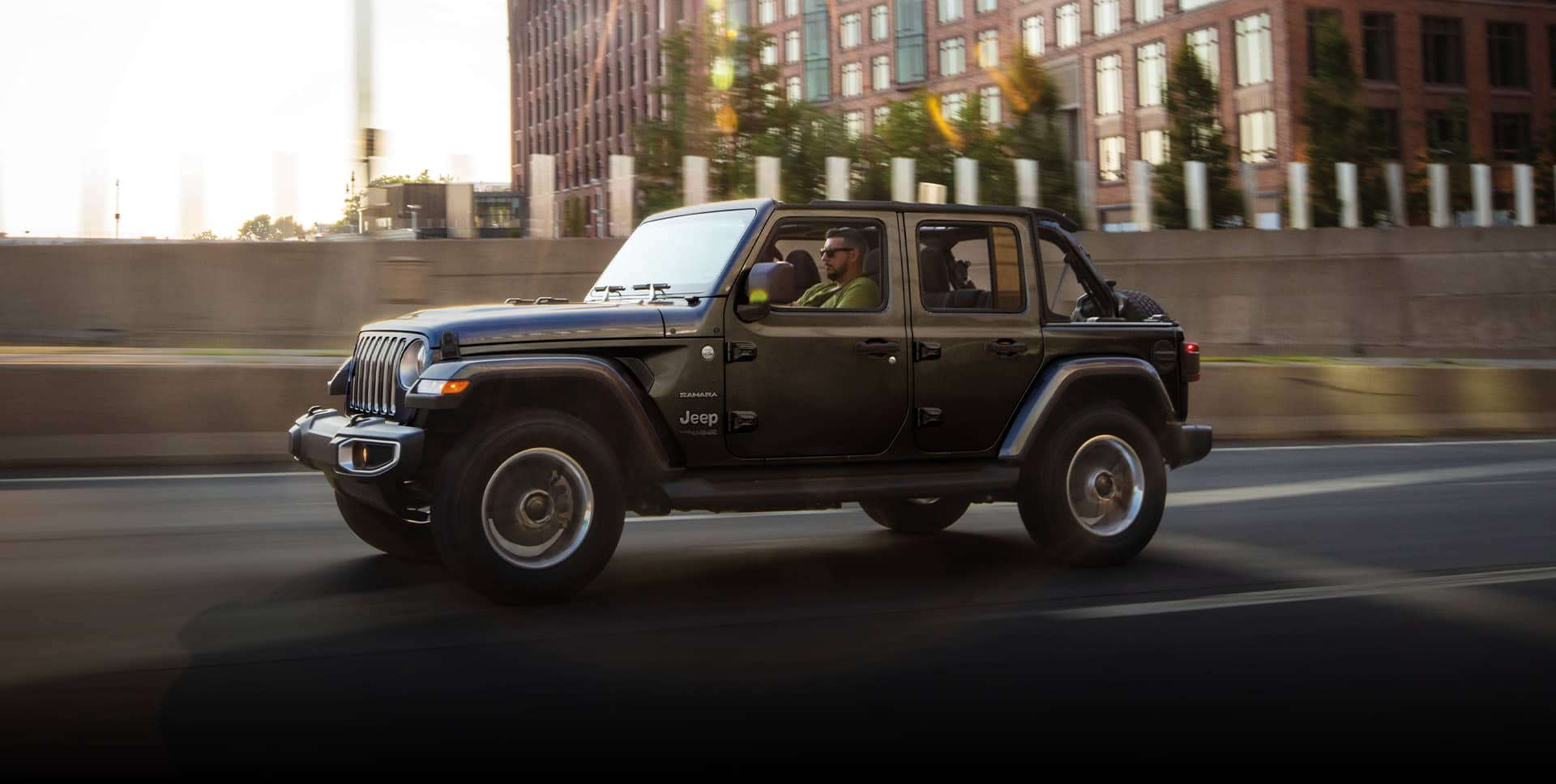 El Jeep Wrangler Sahara 2022​​​​​​​ andando por una calle de la ciudad.