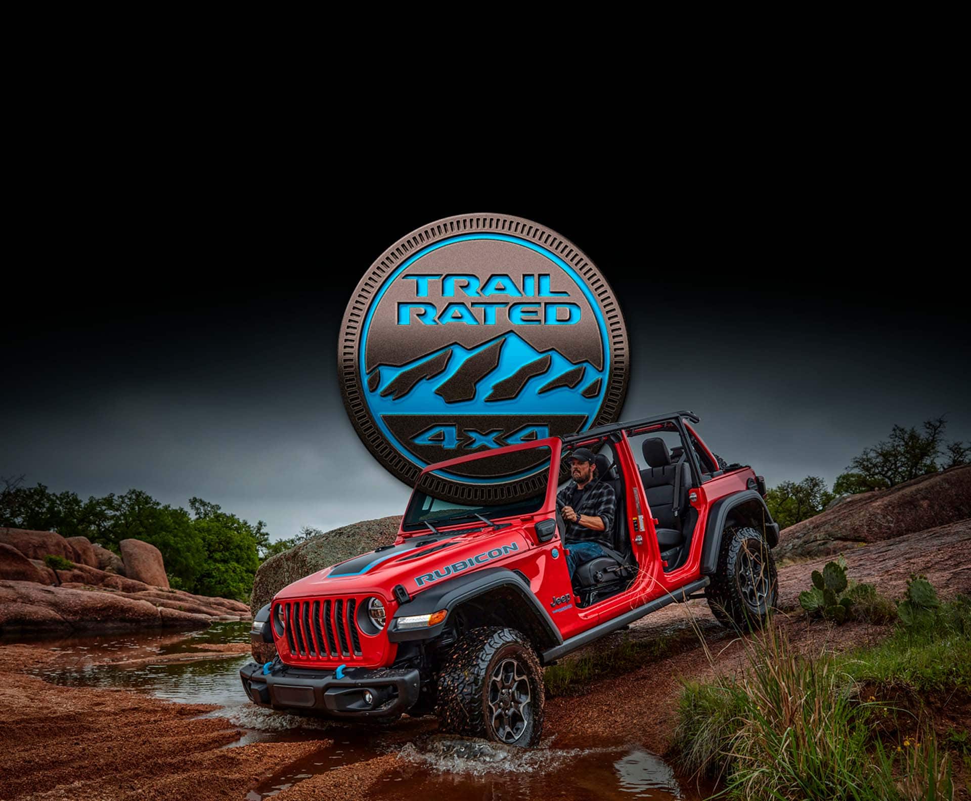 El logotipo de Trail Rated 4x4 colocado sobre un Jeep Wrangler Rubicon 4xe 2022 sin puertas ni techo mientras desciende una colina.