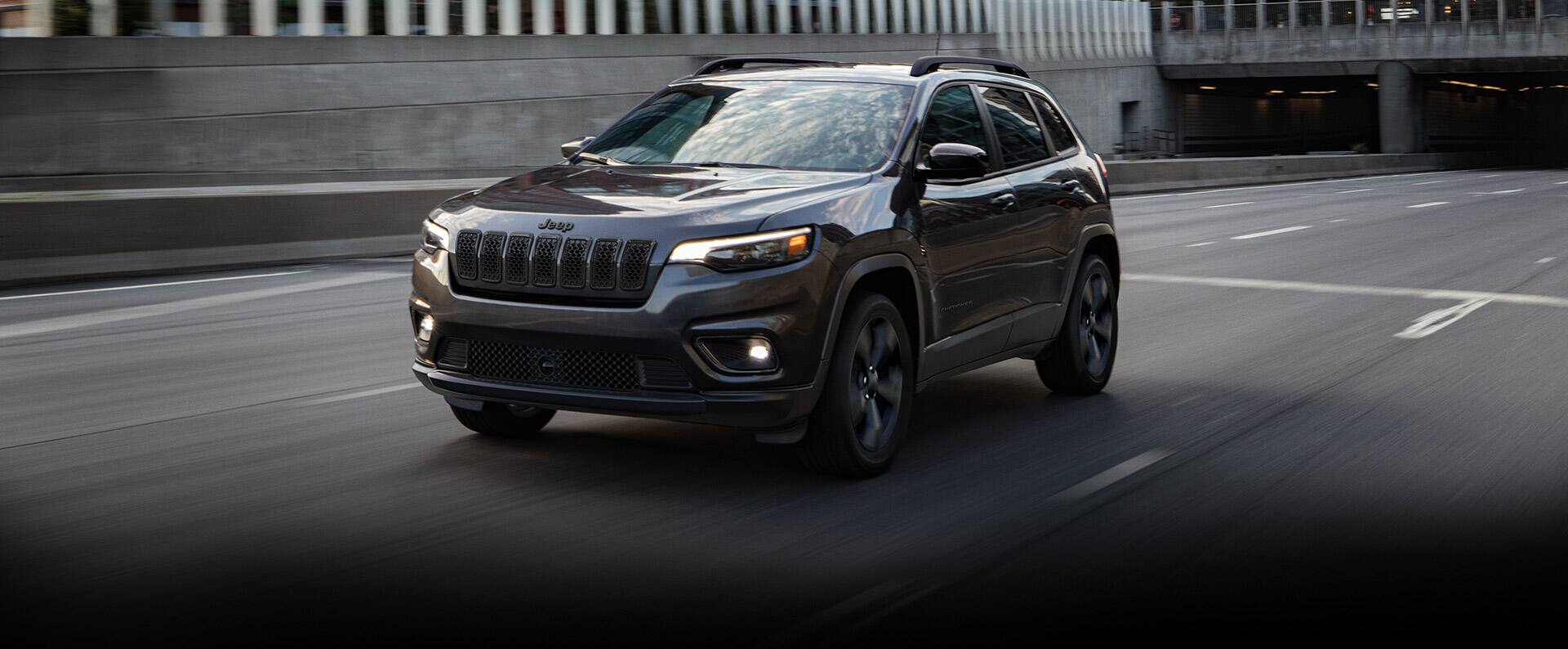 Un Jeep Cherokee Altitude Lux 2023 circulando por una autopista.