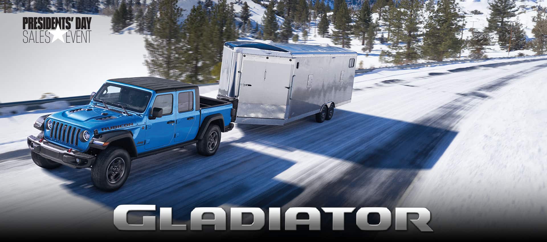 Un Jeep Gladiator Rubicon 2023 azul con un techo negro, circulando por una colina cubierta de nieve en las montañas, mientras acarrea un remolque cerrado. Jeep. Logotipo del evento de ventas por el Día de los Presidentes. Te agradecemos por ser parte de la familia de Jeep 4x4.