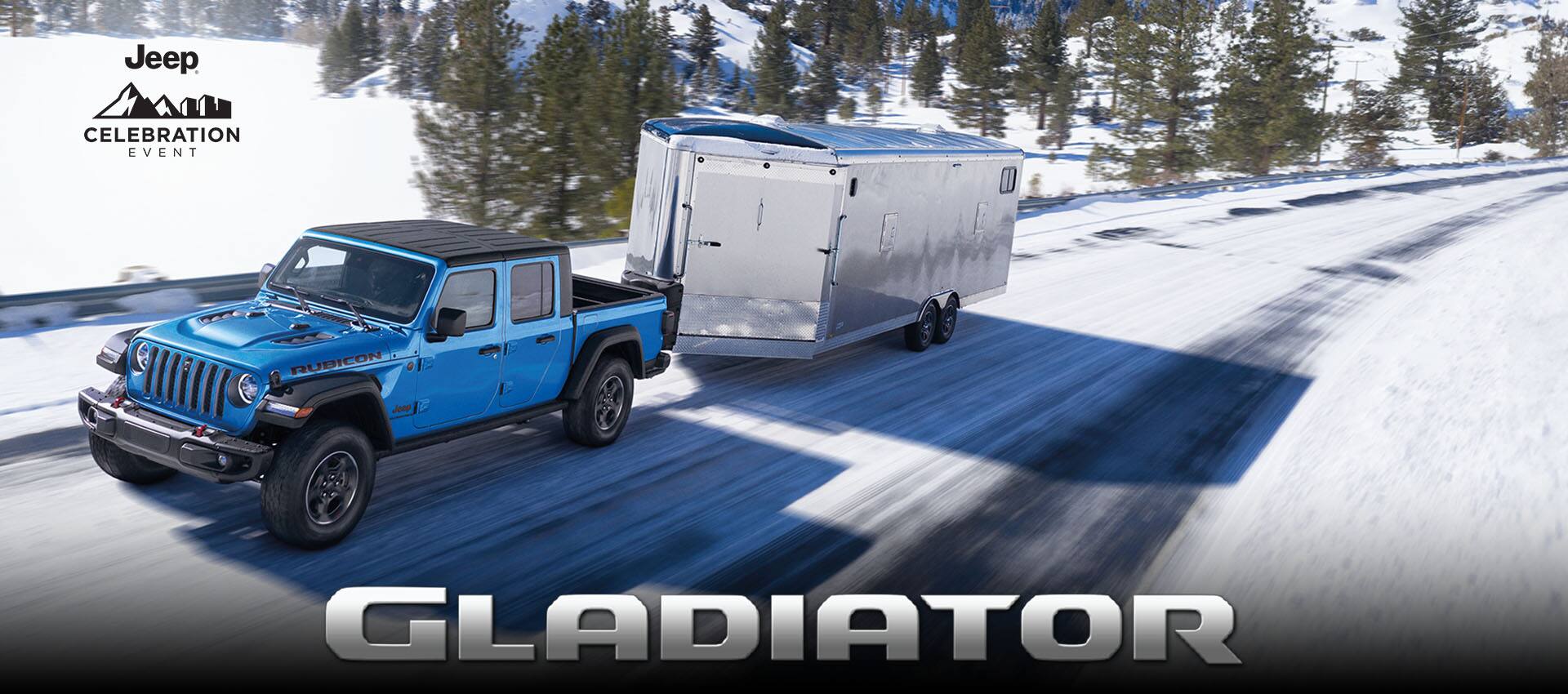 Un Jeep Gladiator Rubicon 2023 azul con un techo negro, circulando por una colina cubierta de nieve en las montañas, mientras acarrea un remolque cerrado. Jeep. Logo del evento de celebración de Jeep.