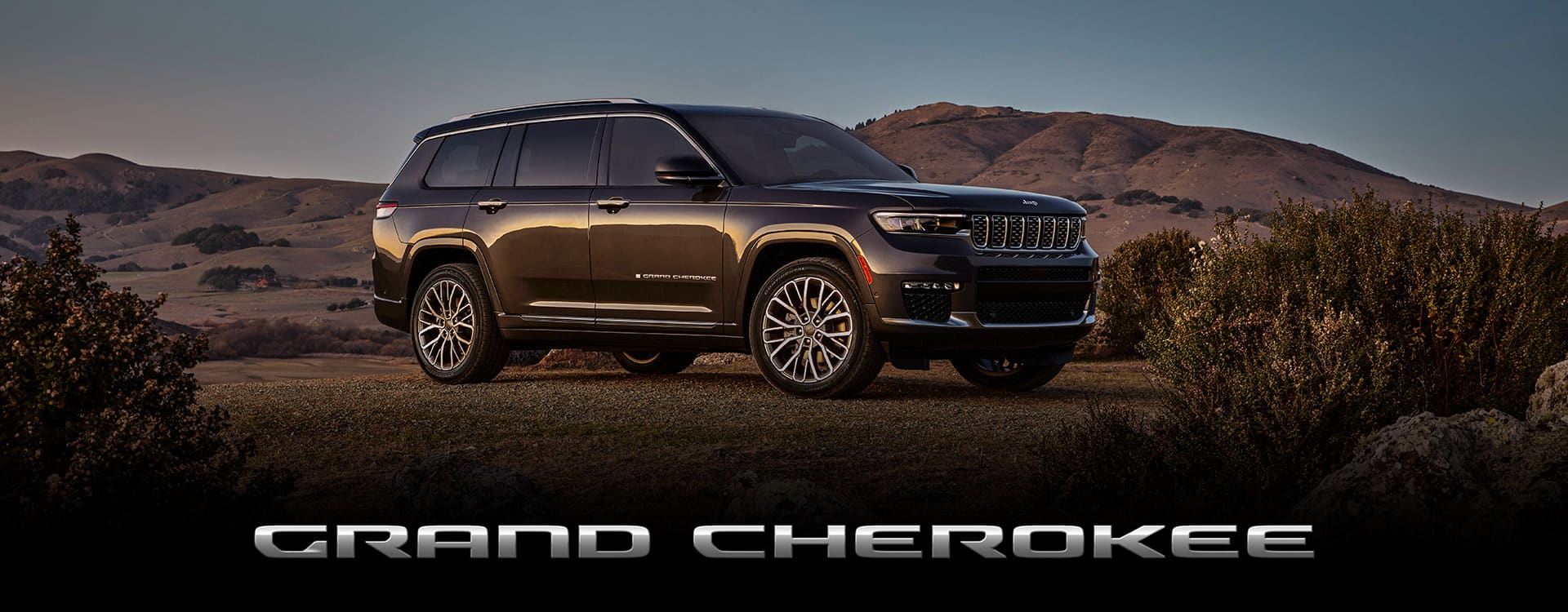 Un Jeep Grand Cherokee Summit Reserve 2023 estacionado en un entorno desértico.