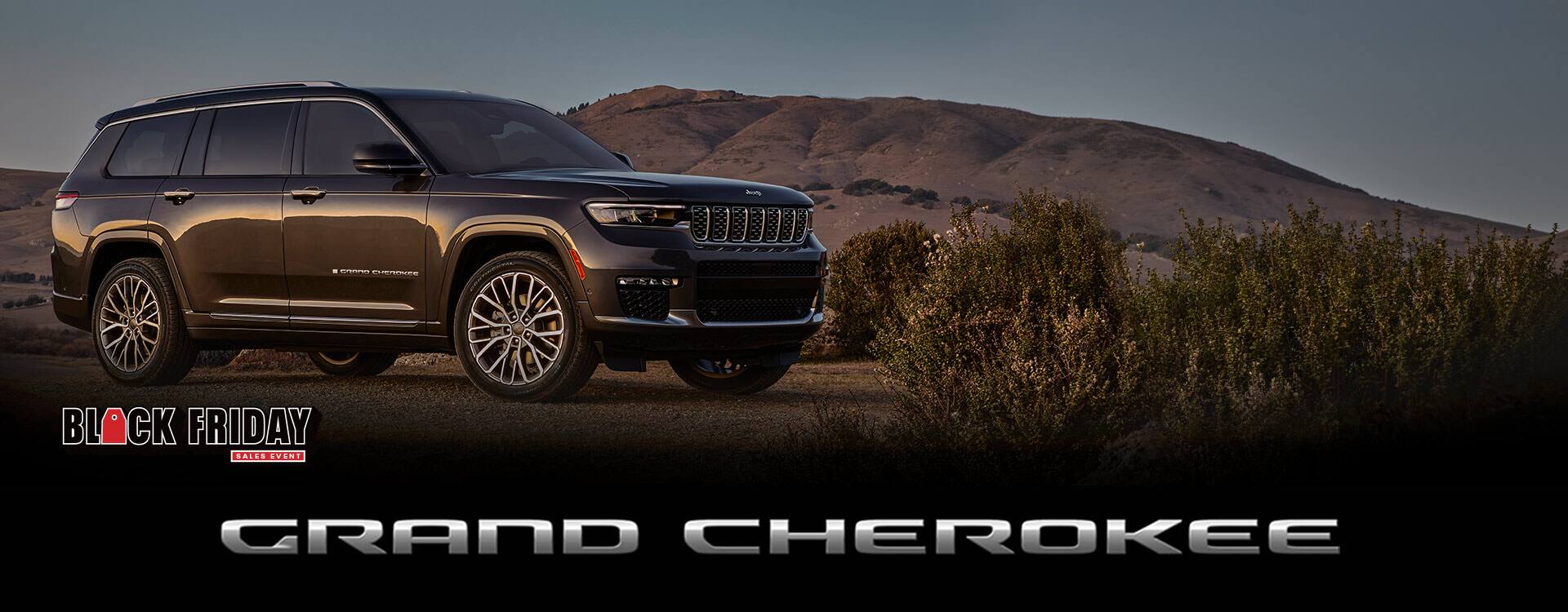 Un Jeep Grand Cherokee Summit Reserve 2023 estacionado en un entorno desértico. Logo del evento de ventas de Black Friday.