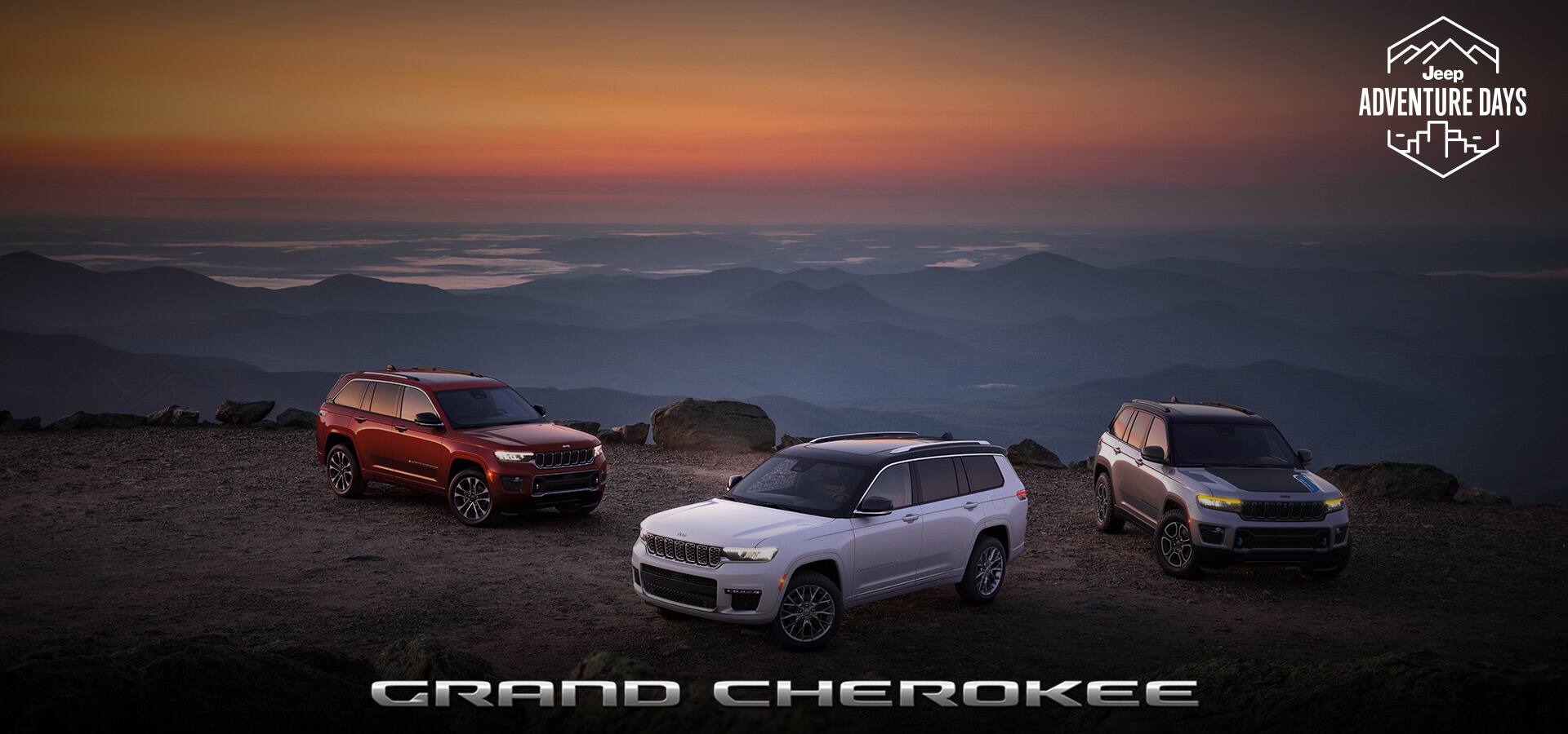 Tres modelos Jeep Grand Cherokee estacionados fuera de la carretera en la cumbre de una colina, al atardecer. De izquierda a derecha: un Jeep Grand Cherokee L Overland 2023 rojo, un Grand Cherokee L Summit Reserve 2023 blanco y un Grand Cherokee Trailhawk 4xe 2023 plateado. Logo de Días de Aventura Jeep. Grand Cherokee.