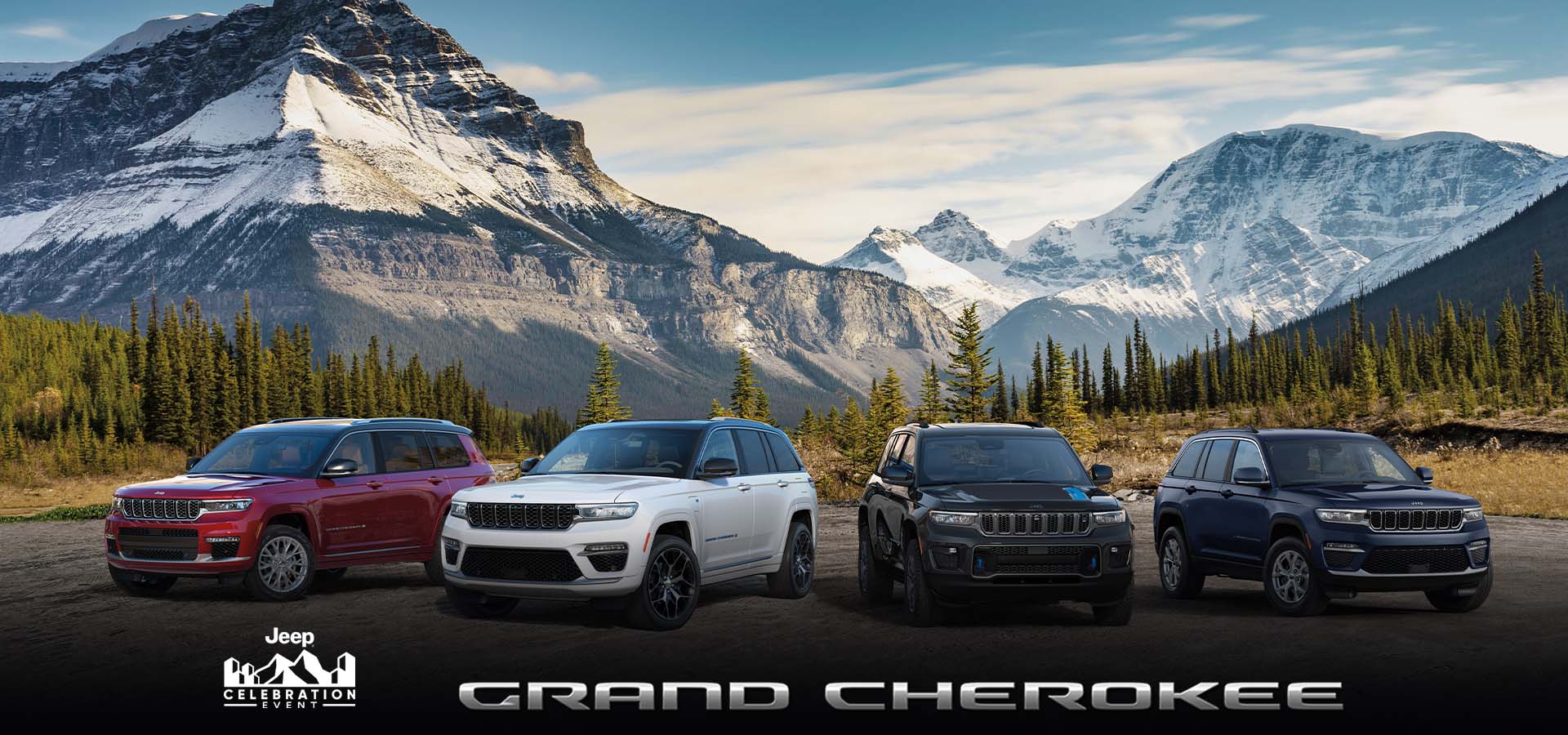 Un Jeep Grand Cherokee Trailhawk 4xe 2023 plateado estacionado en un afloramiento rocoso en un bosque, con montañas rodeadas de niebla de fondo. Grand Cherokee.