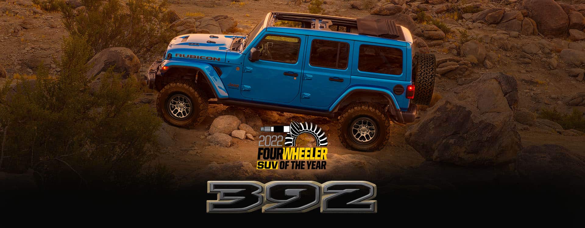 SUV del año 2022 de Four Wheeler. Un Jeep Wrangler Rubicon 392 2023 estacionado fuera de la carretera en un desierto con rocas.