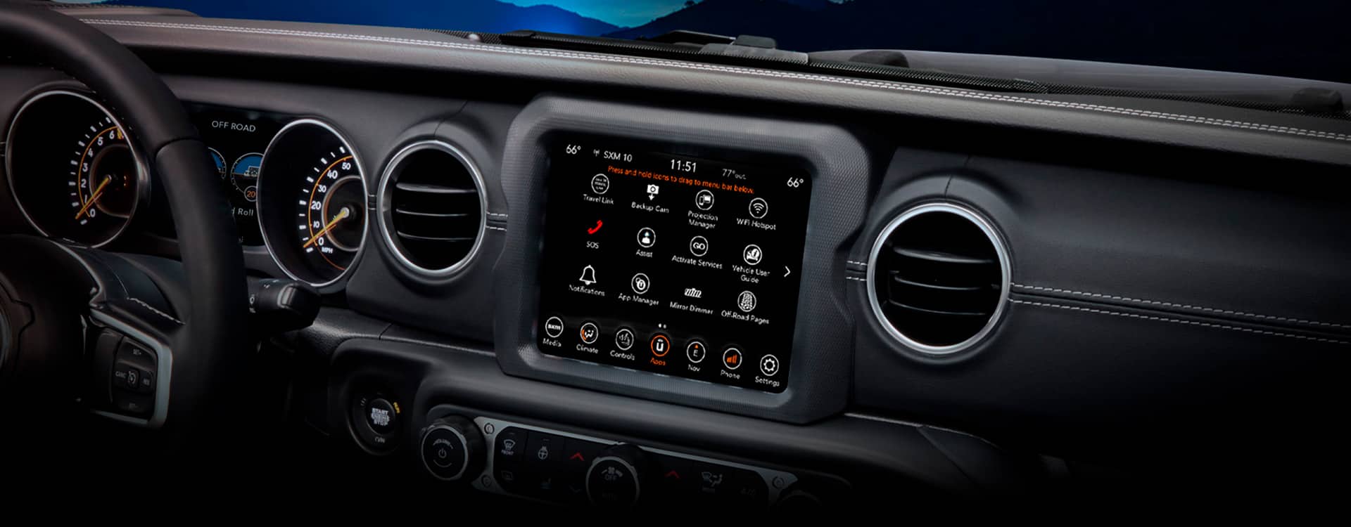 El tablero del Jeep Wrangler Rubicon 2023, con el foco puesto en el volante, la pantalla táctil y los controles de temperatura.