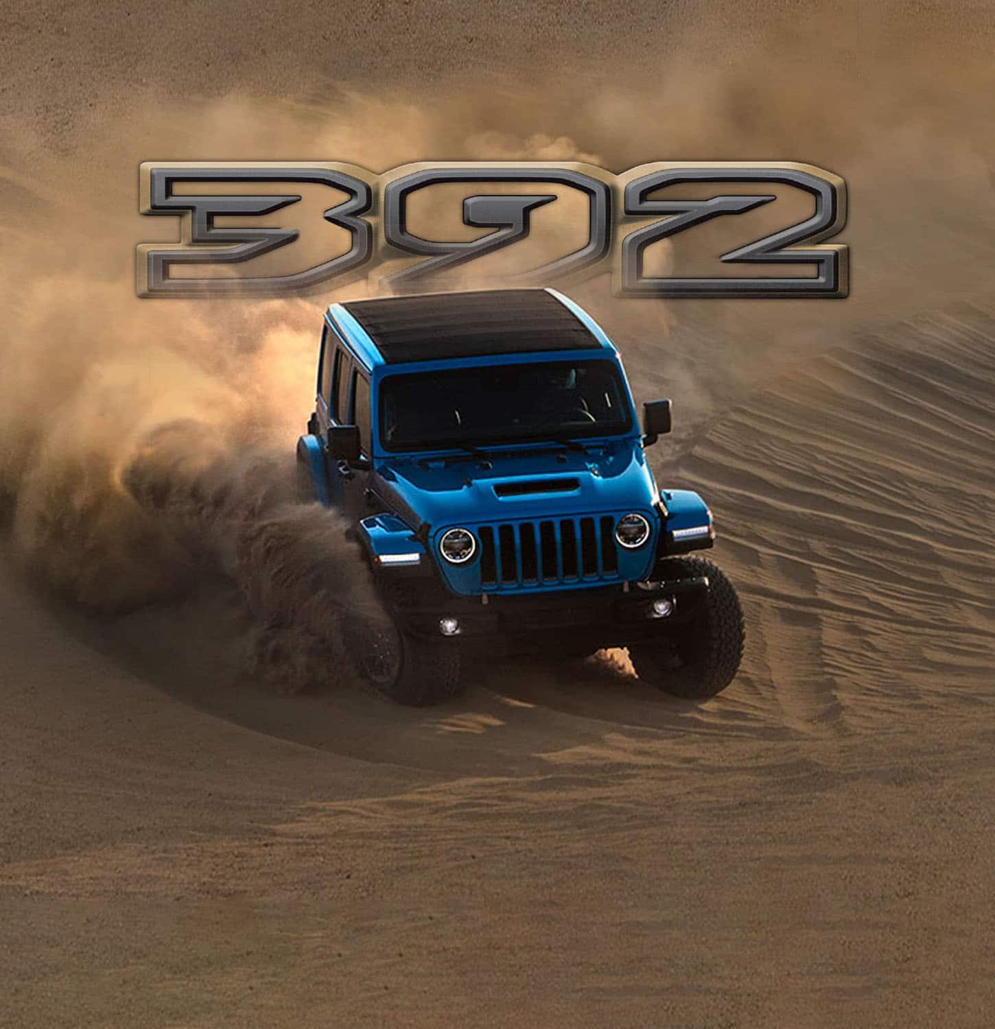 392. Un Jeep Wrangler Rubicon 392 2023 circulando por una duna de arena, con una nube de polvo oscureciendo sus ruedas.