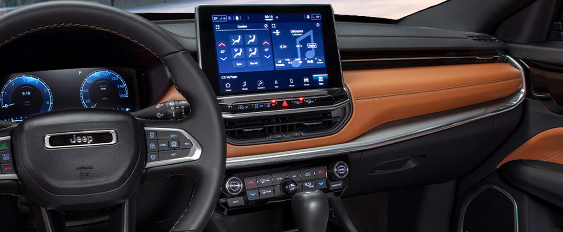 El volante, la pantalla digital con información para el conductor en el panel de instrumentos y la pantalla táctil Uconnect del Jeep Compass Limited 2024.