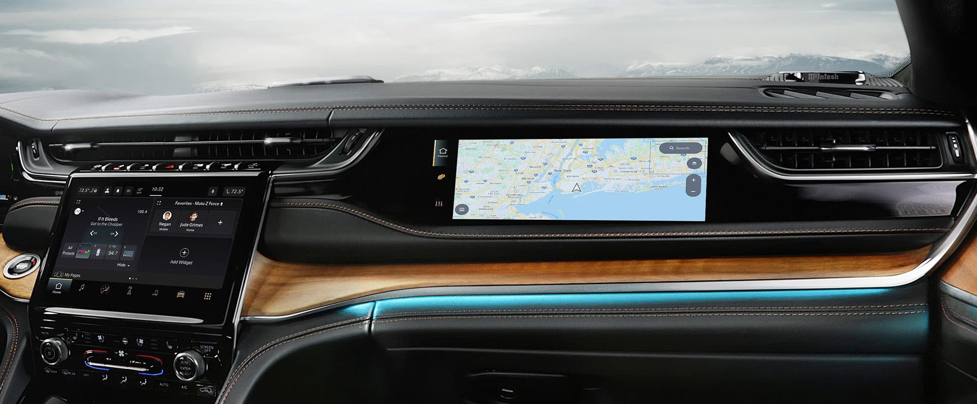 La pantalla interactiva para los pasajeros de adelante y la iluminación LED azul que recorre el tablero del Jeep Grand Cherokee Summit Reserve 2024.