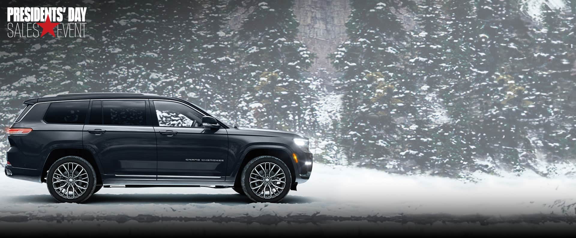 Perfil angular del lado del pasajero de un Jeep Grand Cherokee Summit Reserve 2024 gris estacionado en un sendero cubierto de nive, con árboles de hoja perenne de fondo. Jeep. Logotipo del evento de ventas por el Día de los Presidentes.