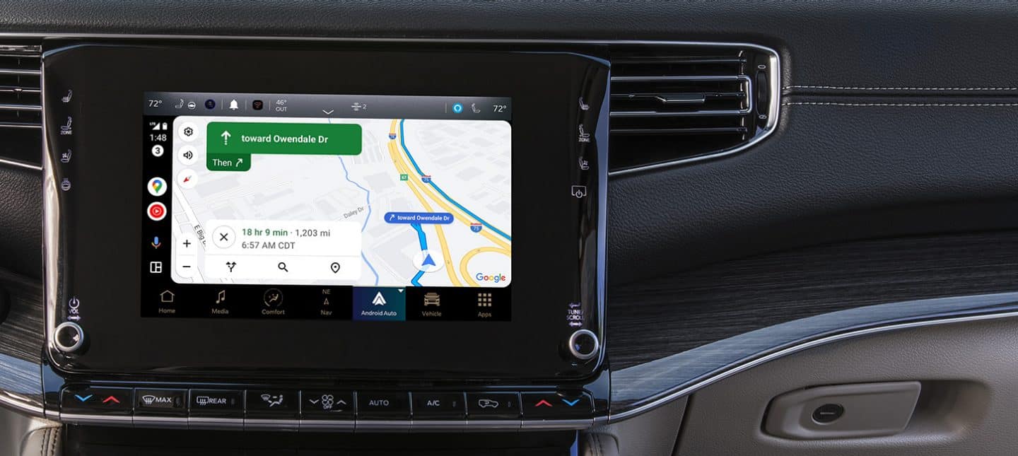 La pantalla táctil Uconnect del Wagoneer 2024 muestra un mapa de navegación en la aplicación Android Auto.