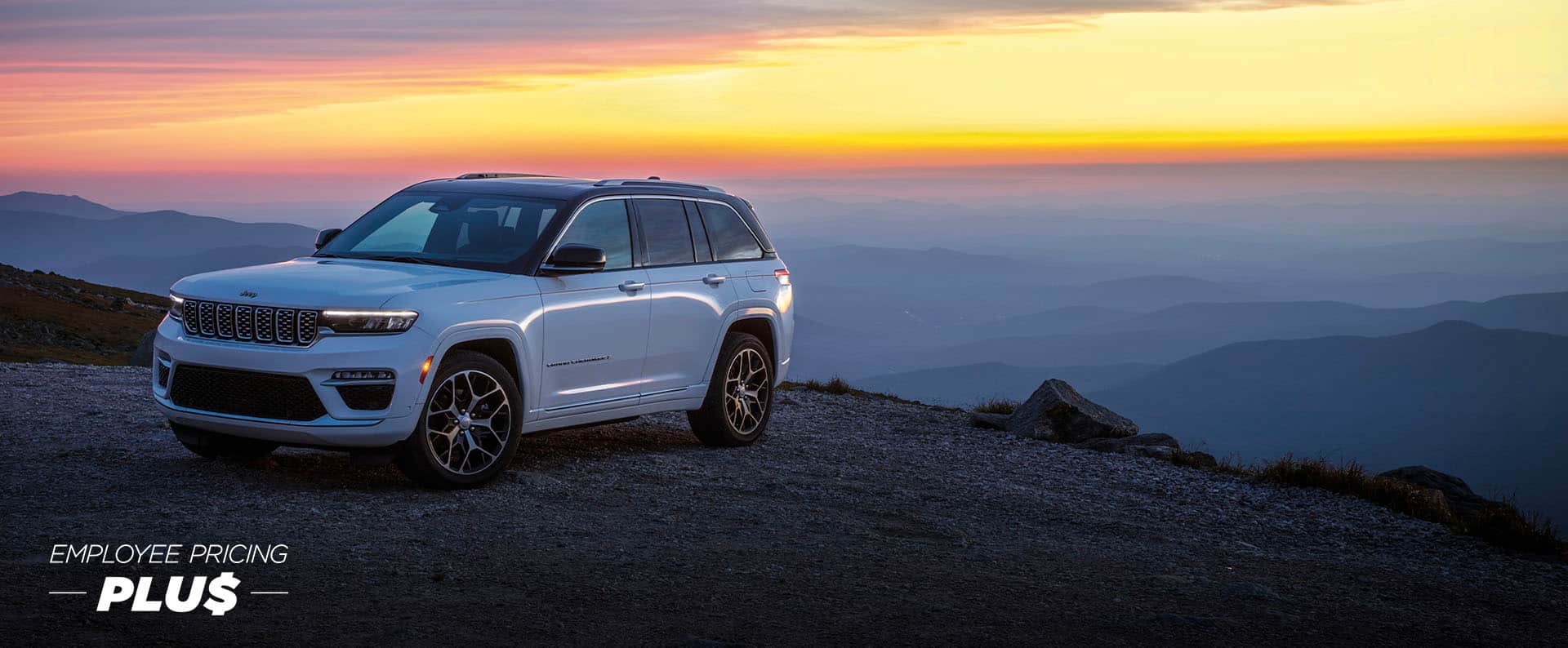 Un Jeep Grand Cherokee Summit Reserve 2025 estacionado cerca del borde de un acantilado al atardecer. Evento de precios de empleado.