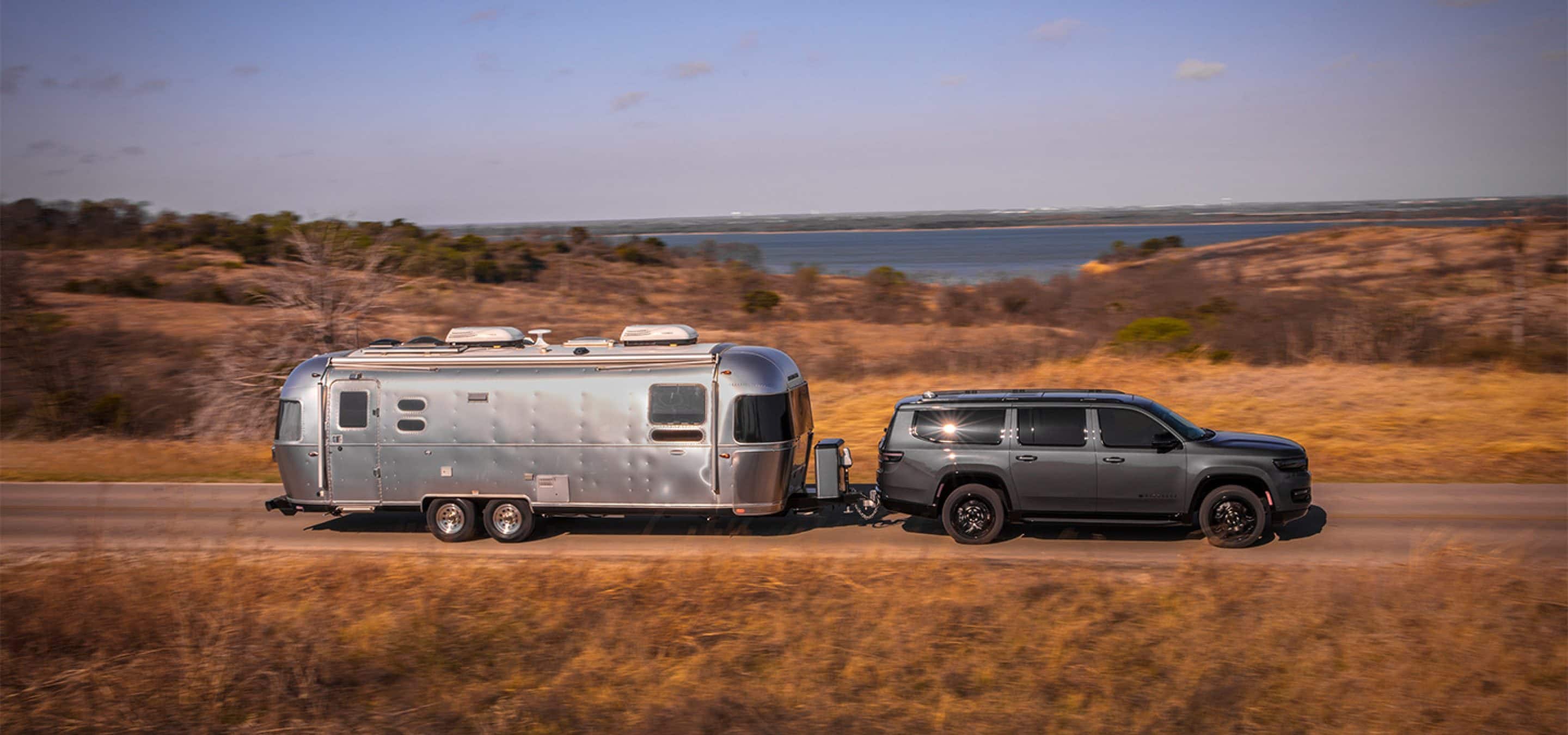 2025 jeep wagoneer exterior passenger side view towing trailer