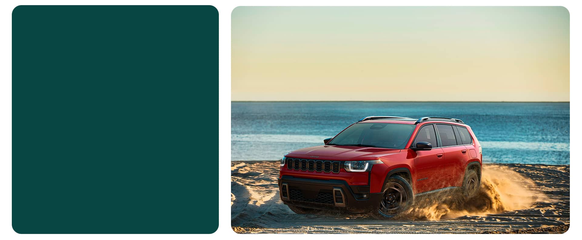 Un Jeep Cherokee Overland 2026 rojo circulando por una playa, levantando arena mientras avanza.