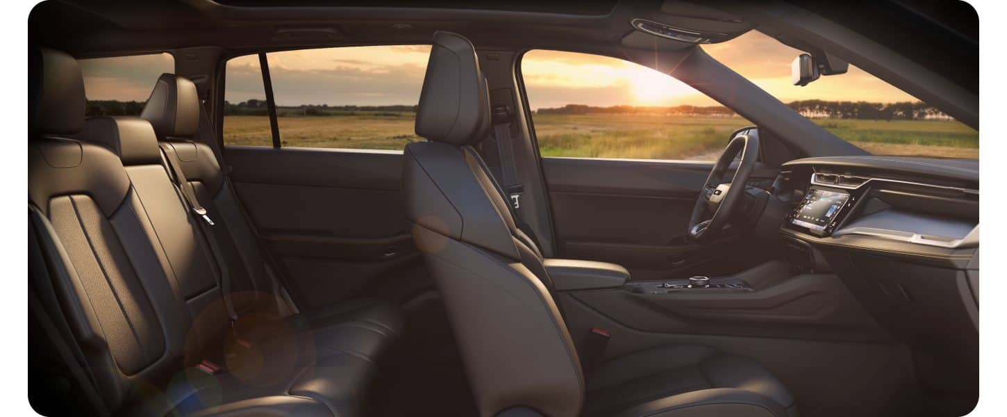 La primera y la segunda filas del interior de un Jeep Cherokee.