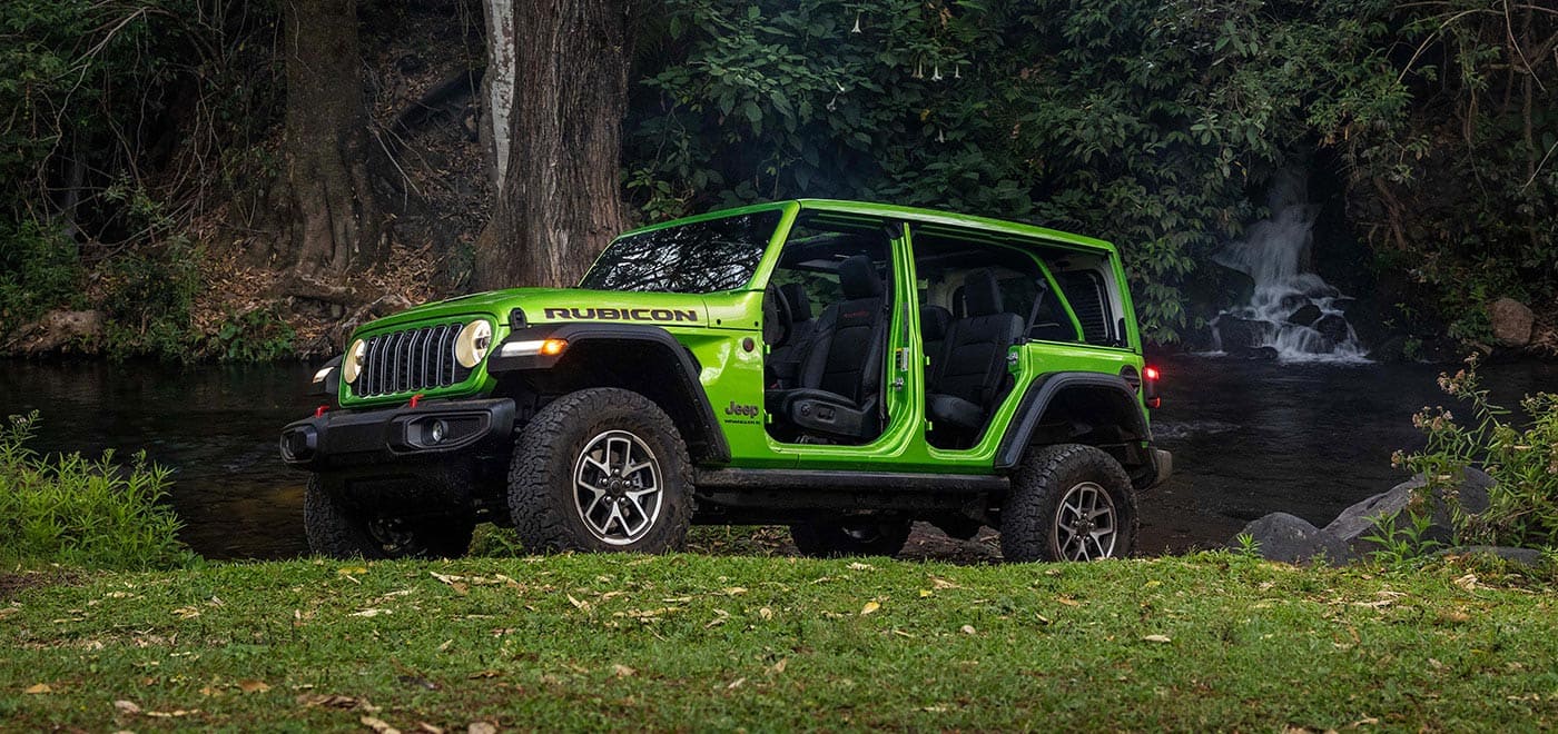 Jeep Wrangler en una carretera panorámica