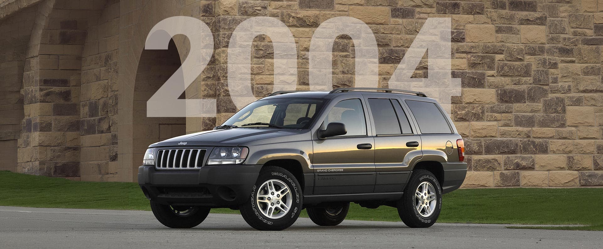 A Gray 2004 Jeep Grand Cherokee. 2004.