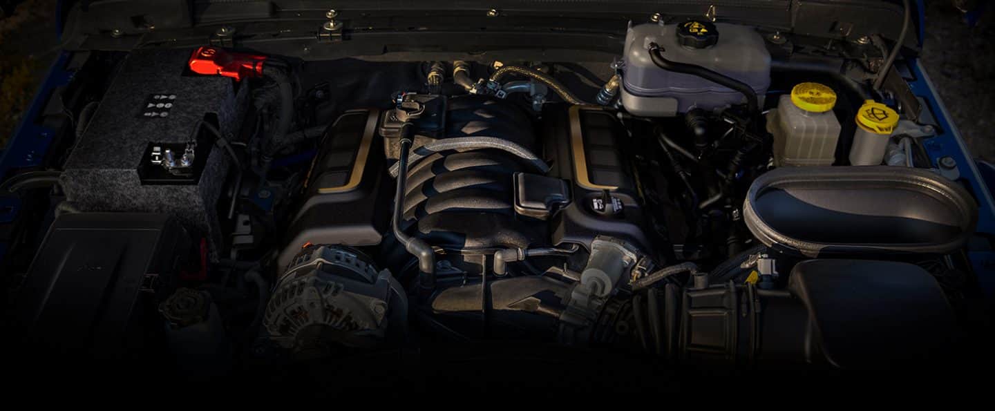 Un vistazo bajo el capó del Jeep Wrangler Rubicon 392 2021, donde se muestra el motor V8 6.4L en el vehículo.