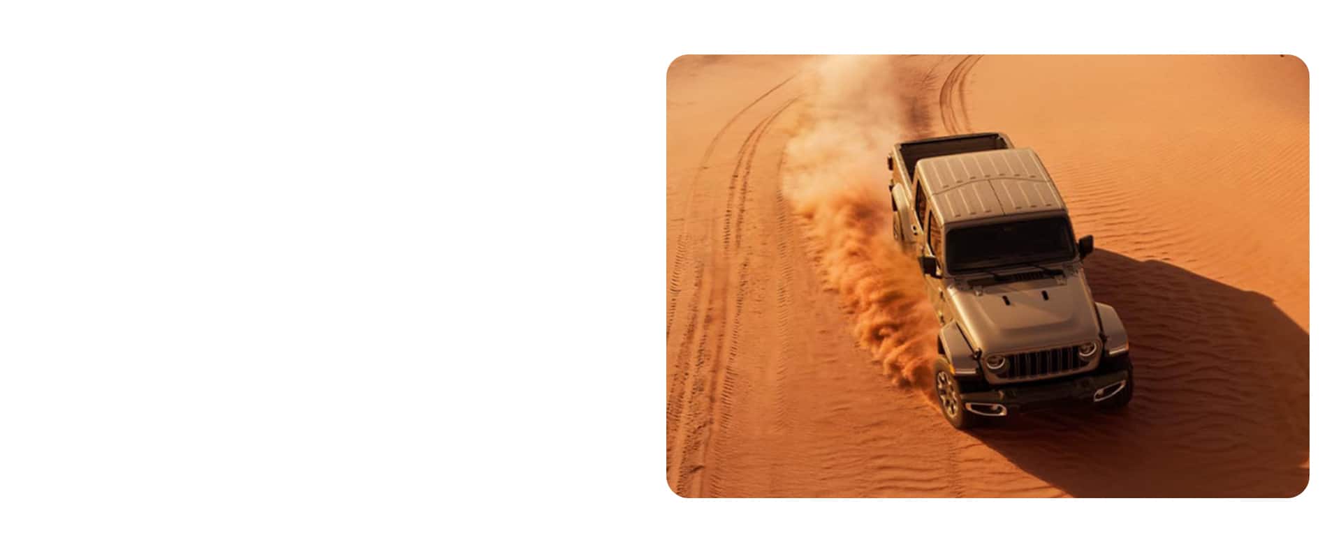 Vista aérea de un vehículo Jeep Gladiator Sahara 2026 cruzando el desierto y dejando huellas en la arena.