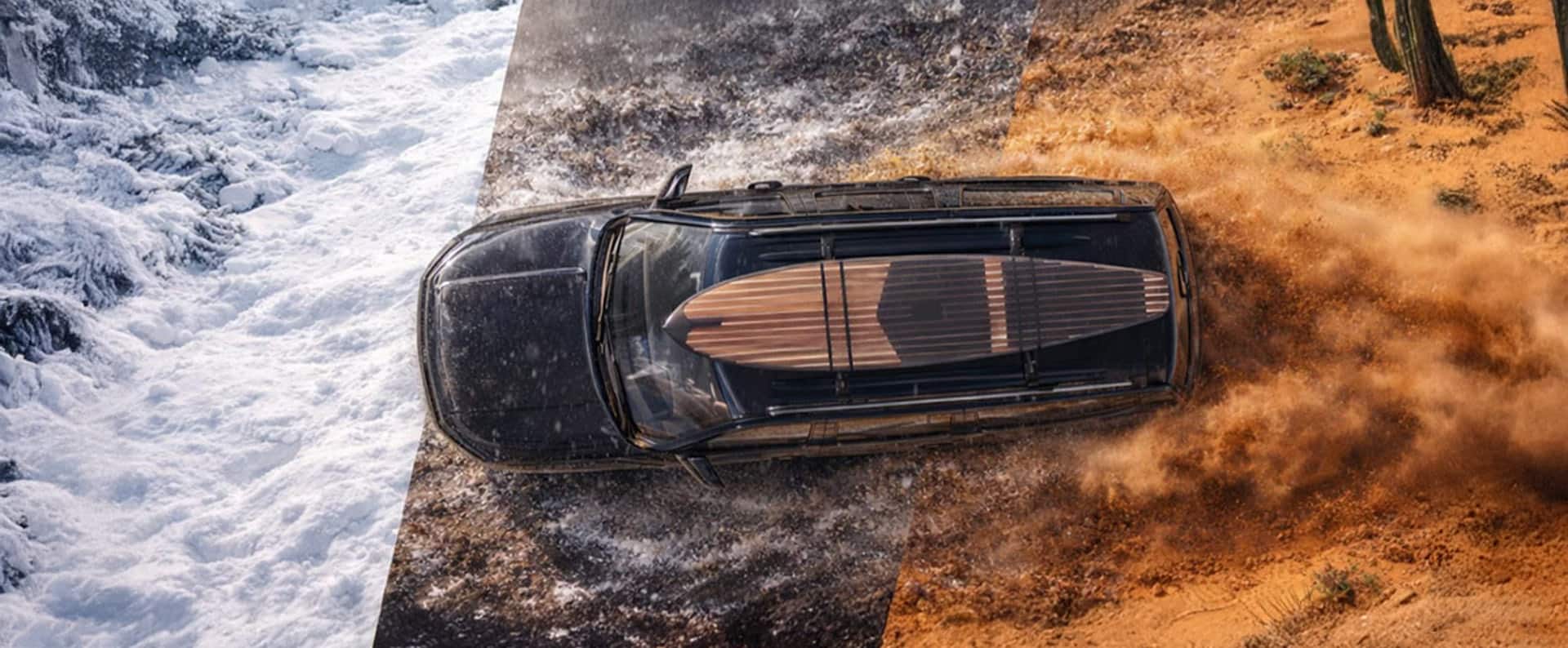 Ángulo superior del Jeep Grand Wagoneer 2026 sobre tres superficies: nieve, pavimento mojado y arena, con una tabla de surf sujeta al portaequipajes del techo.
