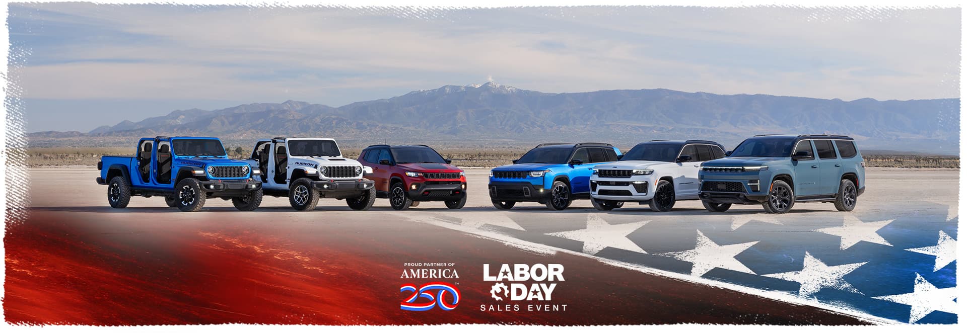 Una línea de seis vehículos Jeep 2026 estacionados en semicírculo. De izquierda a derecha: un Gladiator Rubicon azul y un Wrangler Rubicon X blanco, ambos sin puertas ni techo, un Compass Trailhawk rojo con inserción negra en el capó, un Cherokee Overland azul, un Grand Cherokee Summit blanco con el paquete Obsidian y un Grand Wagoneer Upland gris azulado. Socio orgulloso de America 250. Evento de ventas por el Día del Trabajo.