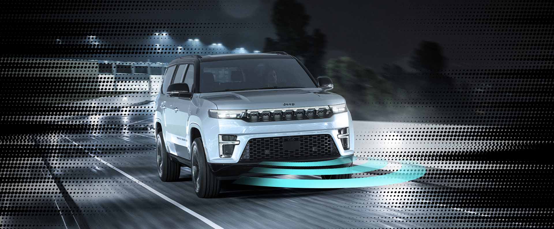 Un Jeep Grand Wagoneer Summit Reserve 2026 blanco circulando por una autopista de noche, con semicírculos ilustrados al frente del vehículo que representan los sensores que se utilizan en varias de las características de seguridad de este SUV.