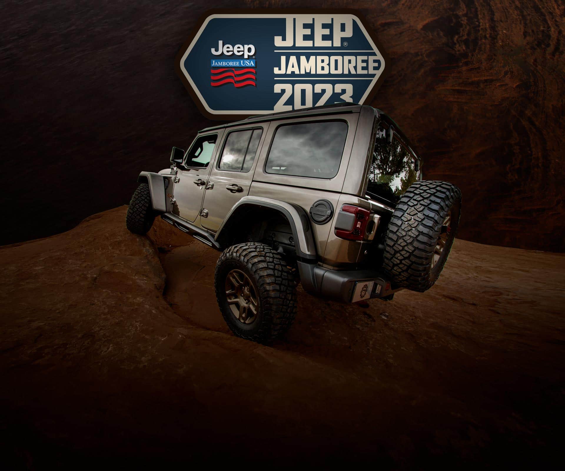 Jeep Jamboree USA. Jeep Jamboree 2023. Un Jeep Wrangler Unlimited trepando por una superficie rocosa irregular.