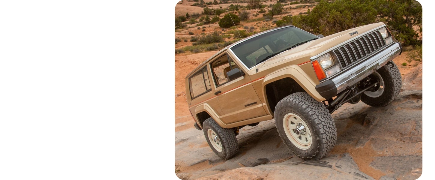 Un vehículo conceptual Jeep XJ Pioneer beige.