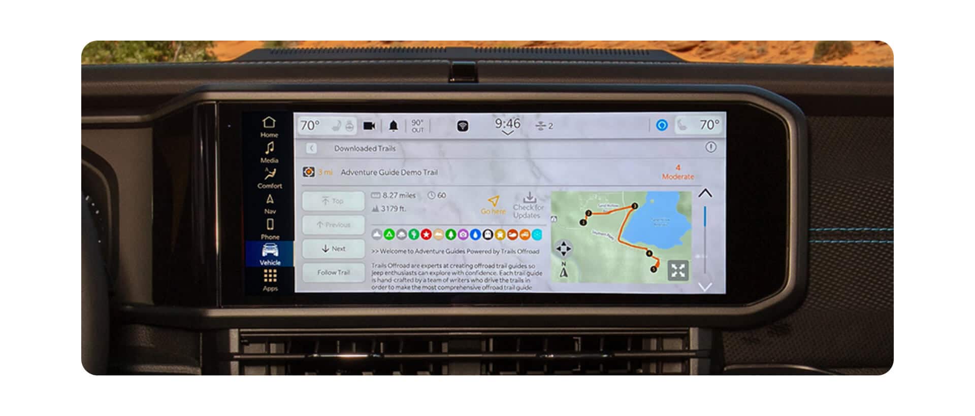 La pantalla táctil Uconnect de un Jeep Wrangler 2024 mostrando una guía de senderos todoterreno de Trails Offroad.